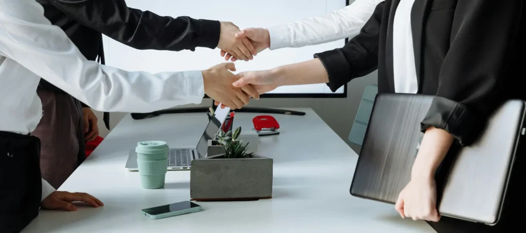 Socios dándose las manos después de logar un acuerdo