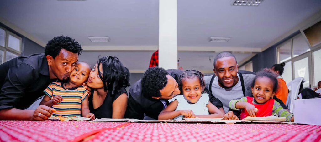 arraigo-familiar-España-Familia-niños-padres,-hermanos-felices