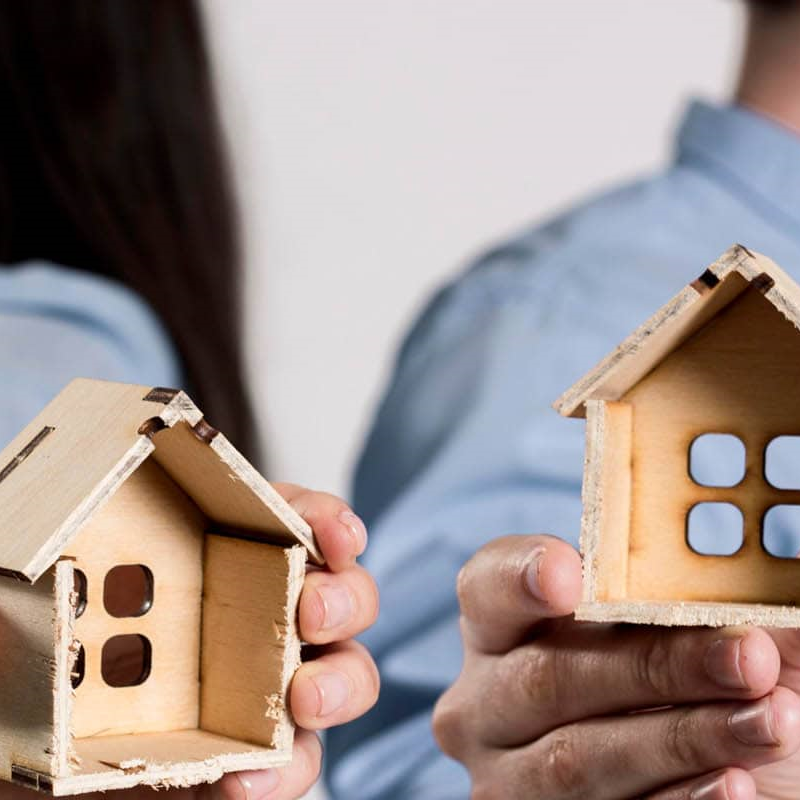 Pareja con casa dividida después de divorcio