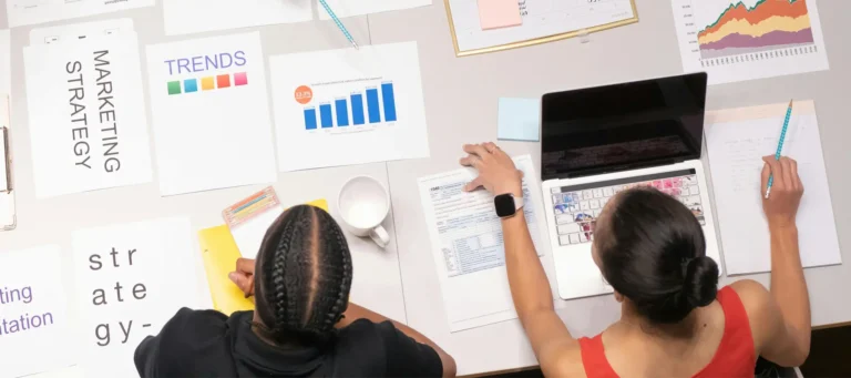 pareja de personas trabajando en la gestión laboral de la empresa