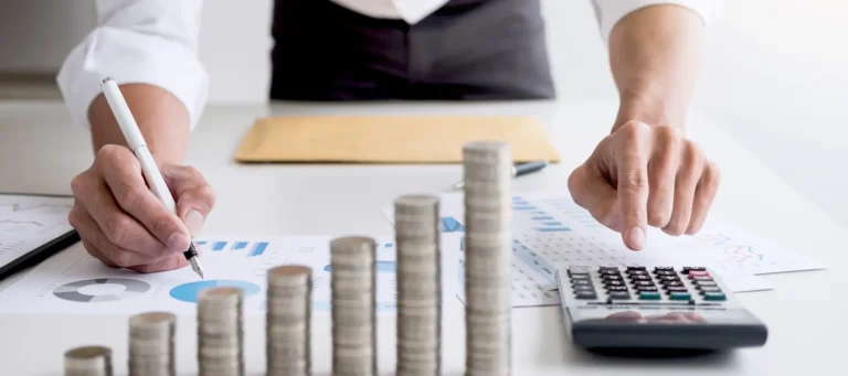 Persona con dinero y calculadora en un mesa revisando contabilidad empresa