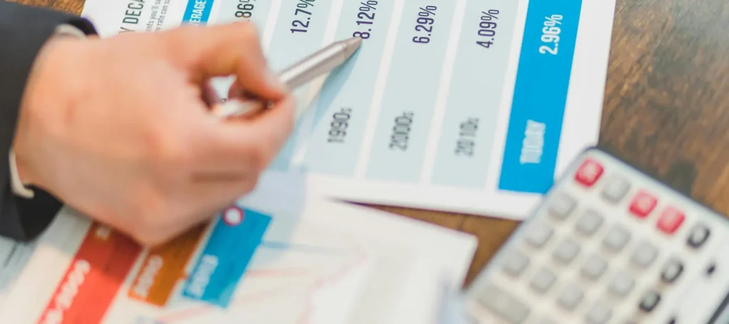 Persona revisando estado de su contabilidad para cumplir con sus obligaciones fiscales en España