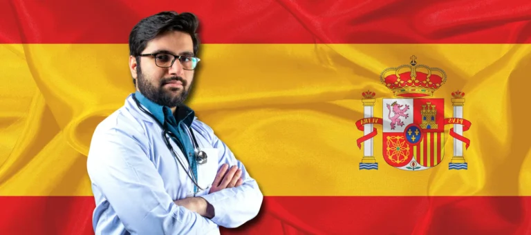 Médico extranjero de pie con la bandera de España de fondo