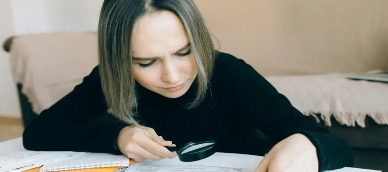 mujer en inspección de trabajo revisando los documento de una empresa