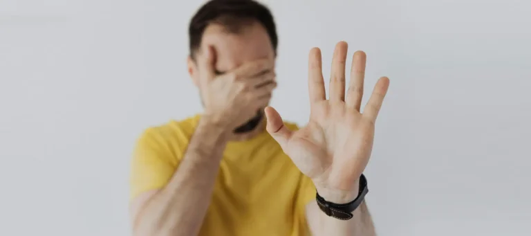 Hombre con los hojos tapados indicando que no quiere hablar y ejercer su derecho a no declarar