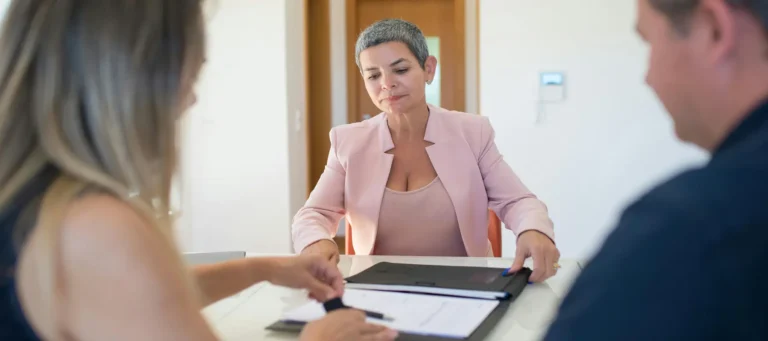Notaria con cliente durante proceso de firma de un acto notarial