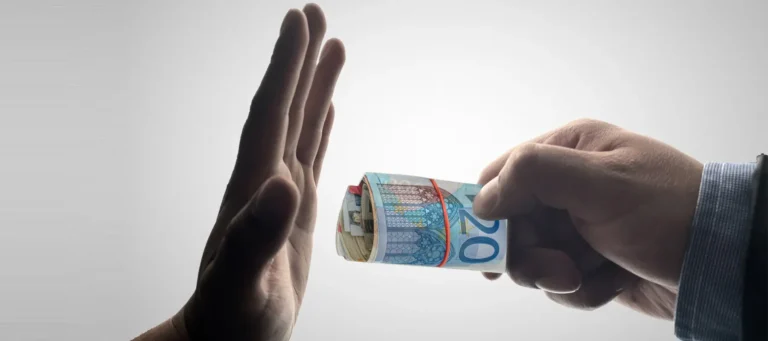 Persona dando dinero a otra por reclamar deuda