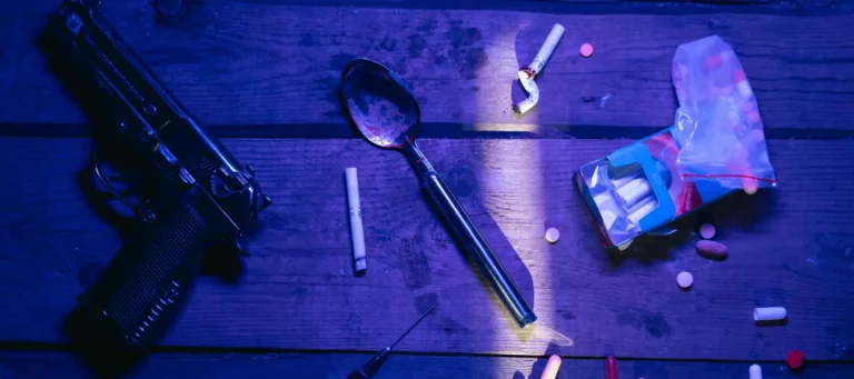 Mesa con arma, cuchara, drogas, cigarro perteniciente a diferentes Delitos leves y delitos graves